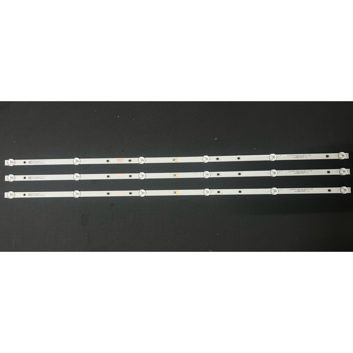 Más márkák 40" LED háttérvilágítás TV készlet - 3 darab x 6 LED - 3V - 740mm - KJ395D06-ZC22AG-04E