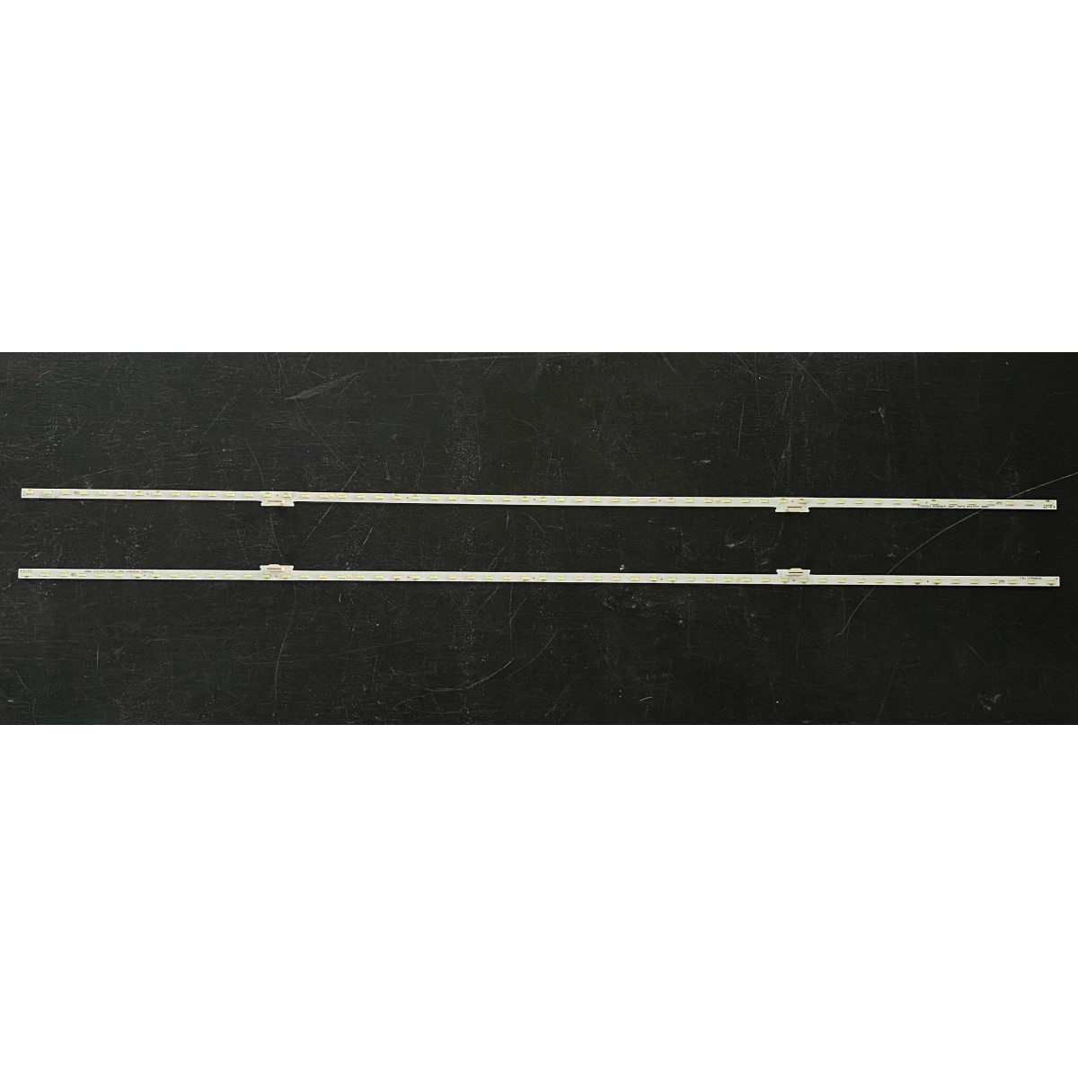 Hisense 55" TV LED háttérvilágítás készlet - 2 oldalsó szalag x 56 LED (fehér fény) - 6V - 599mm - HE550S6U51-L1