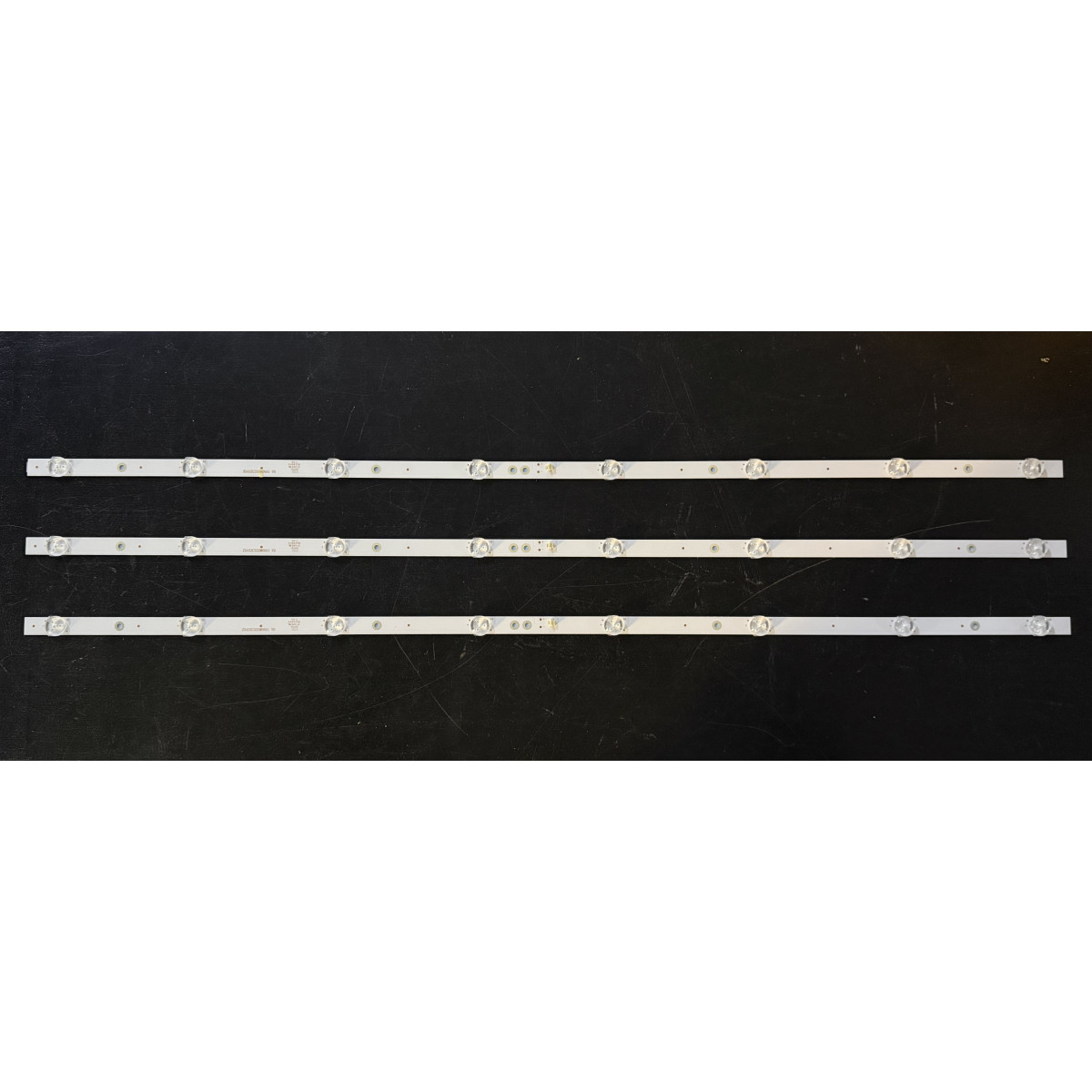 Más márkák 43" LED háttérvilágítás TV készlet - 3 darab x 8 LED - 3V - 820mm - ZX43ZC332M08A1 V0