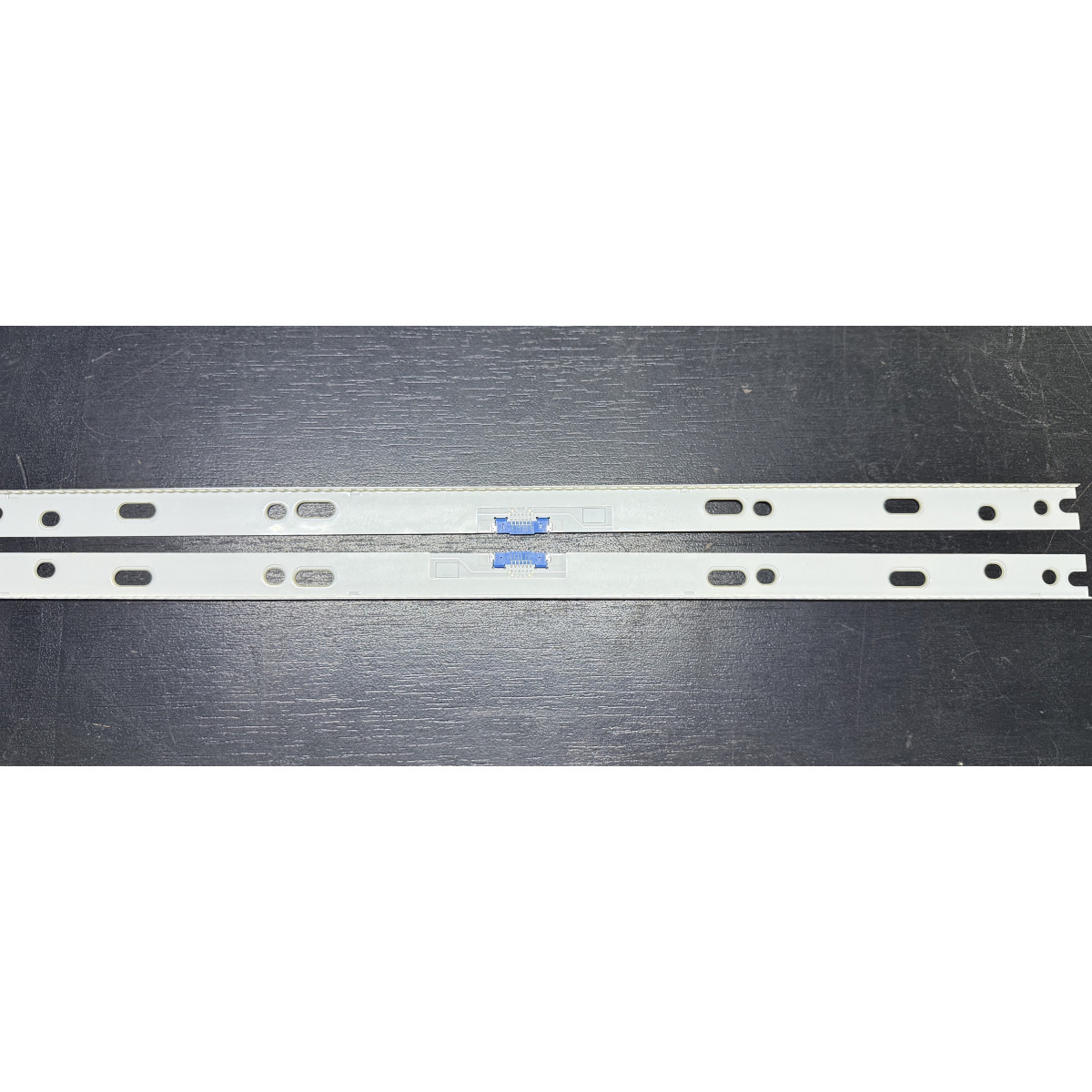Samsung 55" TV LED háttérvilágítás készlet - 2 oldalsó csík x 102 LED - 3V - 598mm - V8Q7-550SM0-R1 - V8Q7-550SM0-R2